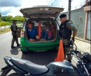 Dupla acusada de assaltos é detida por populares em Teresina.(Imagem:Divulgação/PM)