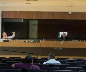 Thaís é ré no processo, acusada de ser responsável por monitorar os os do cabo e ter dado o sinal do momento que ele saiu da academia para o atirador. Além dela, outros sete fo(Imagem:Reprodução)
