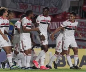 Lidera o Grupo B com 10 pontos em cinco partidas. O time do ABC é lanterna do D com 1 ponto em 15 possíveis.  Fragilidade do São Caetano à parte, o fato é que o São Paulo apresento(Imagem:Reprodução)