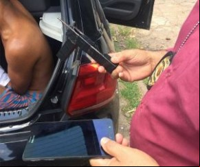 Dupla é presa pela polícia após comprarem arma por R$ 150.(Imagem:florianonews.piauiconectado.com)