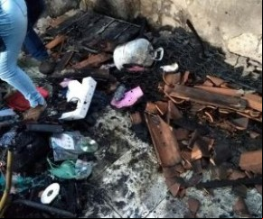 Fotos mostram destruição no interior da casa causada pelo incêndio, no bairro Piçarra.(Imagem:Divulgação/PM)