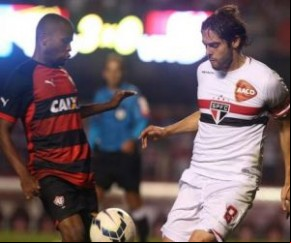 Kaká reestreia no Morumbi, em duelo com o Vitória(Imagem:Erico Leonan)