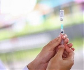 A Casa Branca está sob pressão internacional para ajudar nações mais pobres e em desenvolvimento no combate à pandemia, e o governo brasileiro ?por meio da embaixada em Washington(Imagem:Reprodução)