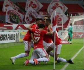 E a equipe comandada pelo técnico Miguel Ángel Ramírez conseguiu: dominou a maior parte do jogo e goleou por 4 a 1. Garantiu, assim, a primeira vaga na final do Estadual.  Agora, o(Imagem:Reprodução)