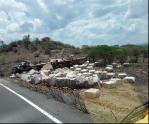 Caminhão carregado de algodão tomba próximo a Floriano(Imagem:Reprodução)