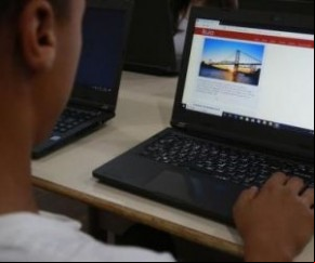 O presidente Jair Bolsonaro sancionou nesta sexta-feira (2) a lei que institui a Política de Inovação Educação Conectada, buscando universalizar o o à internet em alta velocid(Imagem:Reprodução)