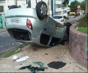 Motorista invade preferencial e carro capota na praça do Fripisa.(Imagem:florianonews.piauiconectado.com)