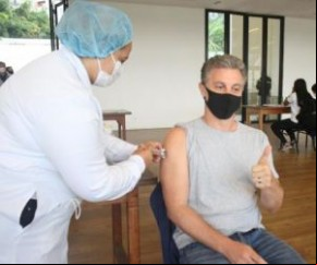 Luciano Huck toma primeira dose da vacina contra a Covid-19(Imagem:Reprodução)