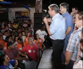 Em comício, Wilson Martins pede voto para Luciano Nunes.(Imagem:Ascom)