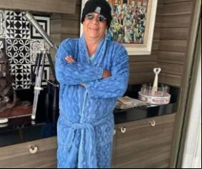 Zeca Pagodinho diz que troca cerveja por vinho no inverno e adora o frio(Imagem:Reprodução)
