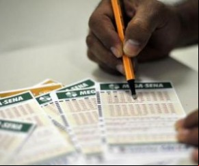 Mega-Sena acumula e deve pagar R$ 140 milhões neste sábado.(Imagem:Divulgação)
