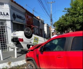 Carro capota em colisão lateral e interdita rua no Centro de Teresina(Imagem:Reprodução)