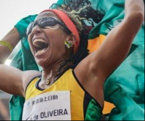 Ela conquistou a primeira colocação nos Jogos de Tóquio no penúltimo salto ao atingir a marca de 5 metros, um pouco abaixo do recorde mundial que pertence a ela com a marca de 5,46(Imagem:Reprodução)