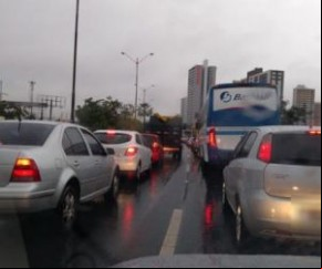 Teresina amanhece com chuva, ruas alagadas e congestionamentos.(Imagem:florianonews.piauiconectado.com)