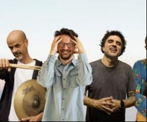 O quarteto Som do Sim entra em cena no mercado fonográfico na quinta-feira, 8 de julho, com a edição do single Essa é pra viver.  Cesinha (bateria), Davi Moraes (guitarras, palmas,(Imagem:Reprodução)
