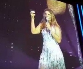 Ivete Sangalo com o copo de algodão e soro fisiológico.(Imagem:Reprodução/Facebook)