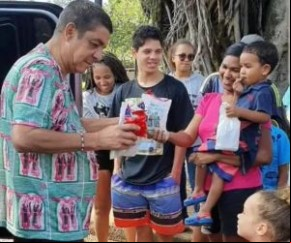 Zeca Pagodinho sai às ruas, entrega doces e faz sucesso na web.(Imagem:Reprodução/Instagram)