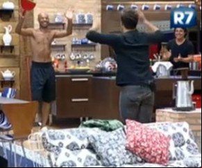   Peões se empolgam durante faxina.(Imagem:Reprodução / Rede Record)