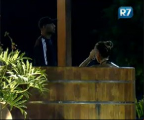  Dinei e Joana escutam atentamente a punição.(Imagem:Reprodução/ Rede Record )