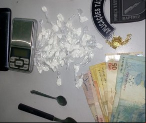 Polícia Militar prende homem com maconha, celulares e dinheiro.(Imagem:Força Tática)