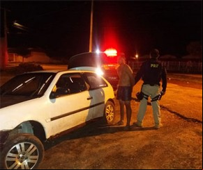 Motorista joga carro contra viatura ao tentar fugir de abordagem.(Imagem:PRF-PI)