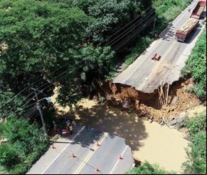 Cratera na BR-343 abre mais dois metros após forte chuva.(Imagem:florianonews.piauiconectado.com)