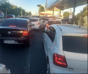 Posto vende gasolina a R$ 4,26 e fila para abastecer chega a 100 metros.(Imagem:florianonews.piauiconectado.com)