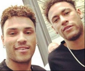 Cover de Neymar fatura alto: 