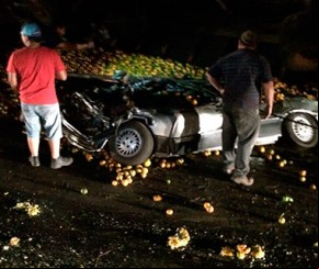 Carga de laranja esmaga carro e mata família em BR.(Imagem:florianonews.piauiconectado.com)