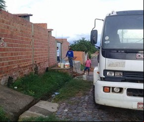 Moradores enfrentam horas em fila para conseguir água em Teresina.(Imagem:florianonews.piauiconectado.com)