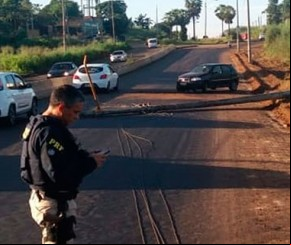 Jovem colide em poste na zona Sul e sai ilesa de acidente.(Imagem:PRF)