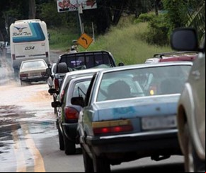 Motoristas enfrentam 15 km de congestionamento na volta do feriado.(Imagem:florianonews.piauiconectado.com)