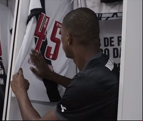 Zagueiro do Vasco acaricia camisa antes de estreia no profissional.(Imagem:Folha Press)