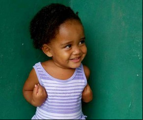 Menina de 2 anos morre afogada ao cair dentro de balde no Piauí.(Imagem:florianonews.piauiconectado.com)