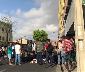 Carro desgovernado atropela motociclistas e piloto 