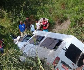 Acidente com van deixa 17 feridos na BR 135 em Cristino Castro.(Imagem:florianonews.piauiconectado.com)