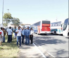 Protesto impede saída de dezenas de ônibus na rodoviária de Teresina.(Imagem:florianonews.piauiconectado.com)