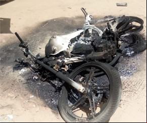 Jovem leva cinco tiros em bar e suspeito tem a moto queimada.(Imagem:florianonews.piauiconectado.com)