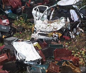 Carga de fruta cai sobre veículo e mata ageiros na BR-316.(Imagem:florianonews.piauiconectado.com)