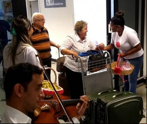 Mães são recepcionadas com música no aeroporto e rodoviária da capital.(Imagem:florianonews.piauiconectado.com)