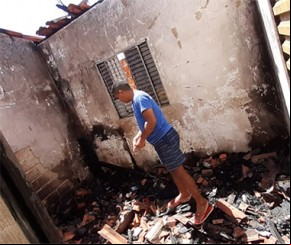 Casa de cabo da PM pega fogo e família pede por doações.(Imagem:florianonews.piauiconectado.com)