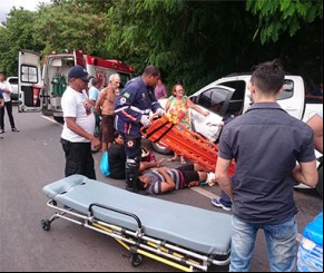 Motorista perde controle de carro e atinge duas pessoas.(Imagem:florianonews.piauiconectado.com)