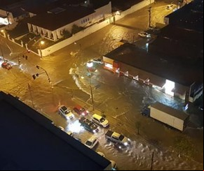 Chuva deixa ageiros ilhados e avenidas interditadas por correnteza.(Imagem:florianonews.piauiconectado.com)