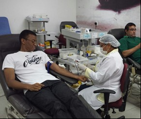 Jornalistas doam sangue em ação solidária no Hemopi.(Imagem:florianonews.piauiconectado.com)