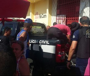 Sem carro tumba, corpo é levado ao IML em viatura após 3 horas de espera.(Imagem:florianonews.piauiconectado.com)