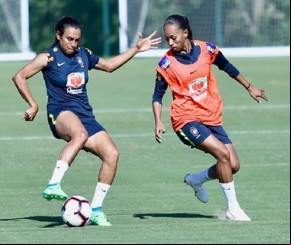 Adriana (de colete), treina ao lado de Marta, camisa 10 da seleção.(Imagem:CBF)