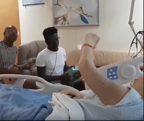 Internada, Beth Carvalho faz roda de samba em hospital.(Imagem:Instagram)
