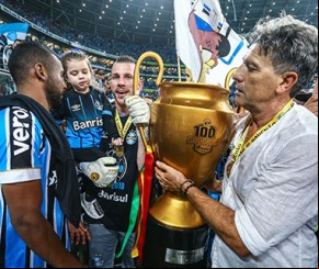 Grêmio vence nos pênaltis após confusão e é bicampeão gaúcho.(Imagem:Folha Press)