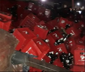 Caminhão com cerveja tomba na BR-316 e carga é saqueada.(Imagem:Reprodução)