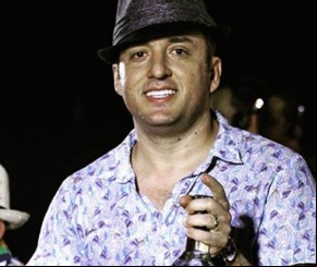 Ônibus do cantor Tony Guerra capota e músicos ficam feridos.(Imagem:Instagram)
